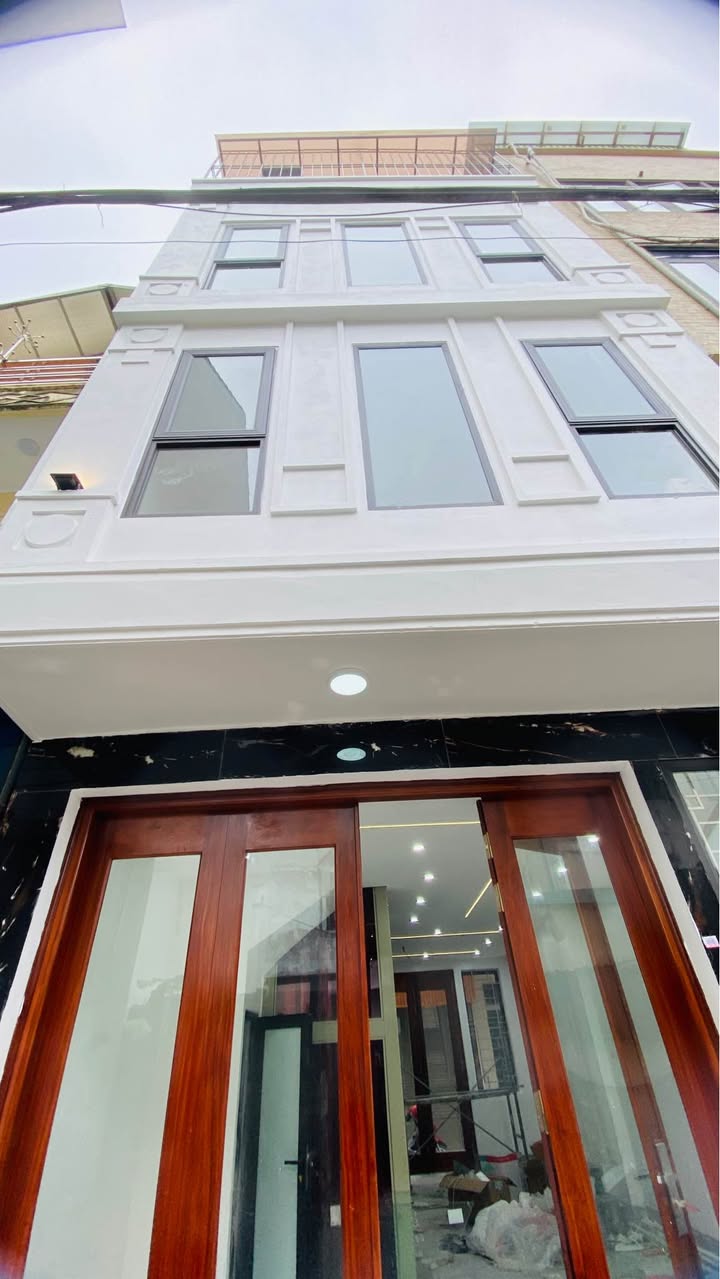 Nhà phố Việt Hưng Long Biên 40m² hơn 10 tỷ - Vị trí đắc địa kinh doanh!