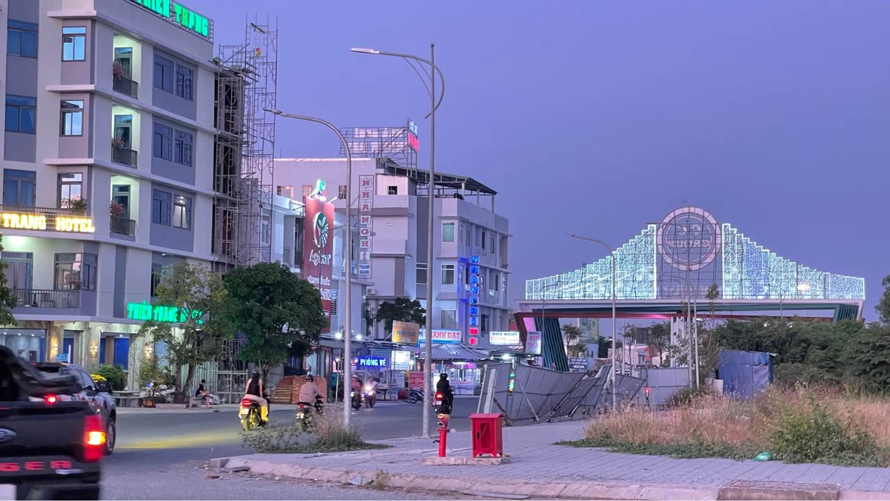 Bán nhà phố Khu lấn biển Tây Bắc 100m² - Sổ hồng sẵn, full nội thất!