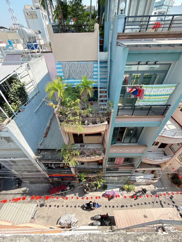 Nhà Quận 5 27m² giá 7.68 tỷ - Ô tô vào tận nhà, 2 mặt hẻm!