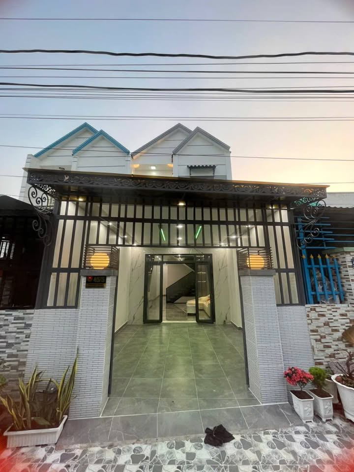 Nhà phố Cần Giuộc 90m² giá 2.45 tỷ - Ô tô vào tận nhà, sổ hồng sẵn!