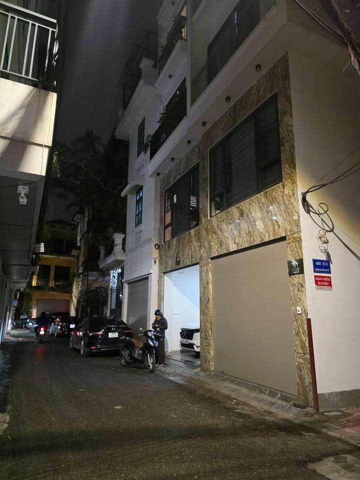 Nhà riêng Nguyễn Văn Cừ, Long Biên 45m² 15 tỷ - Ô tô vào tận nhà!