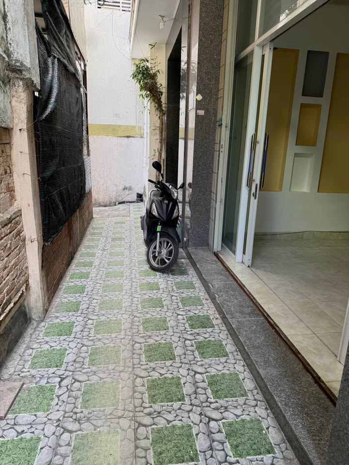 Nhà Mới Xây Hẻm Rộng 40m² Đường N.T.Học, Quy Nhơn - Giá 2.79 Tỷ