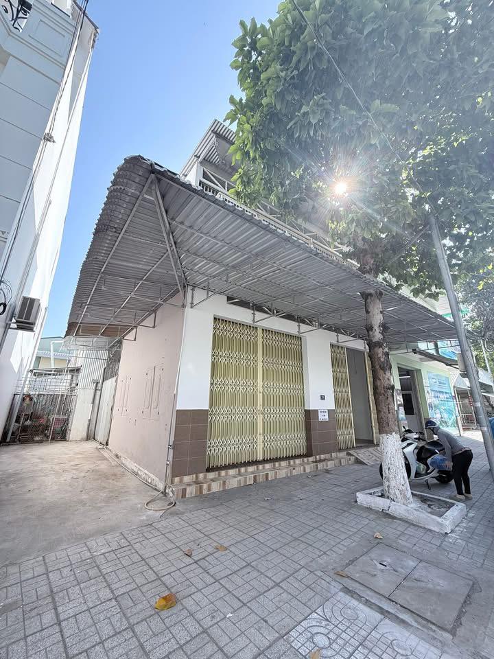 Nhà 90m² Đặng Trần Côn, Long Xuyên - Giá 8 Triệu, Thích Hợp Kinh Doanh