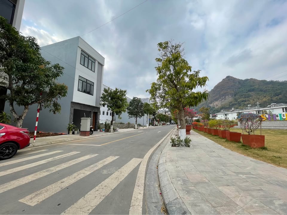 Đất nền Sơn La 75m² đối diện vườn hoa - Đường to ô tô!