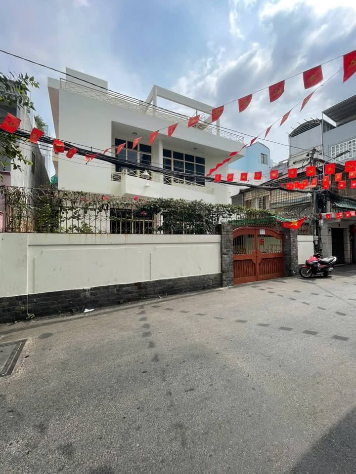 Bán Gấp Nhà Hẻm Xe Hơi 132m² Mặt Tiền CMT8, Q3 - Sẵn Sàng Xây Mới