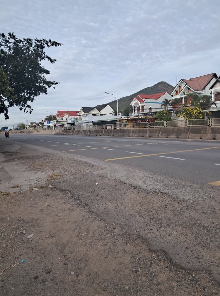 Đất nền Quốc lộ 1A Hồng Liêm 1700m² - Sổ đỏ chính chủ, 1.3 tỷ!