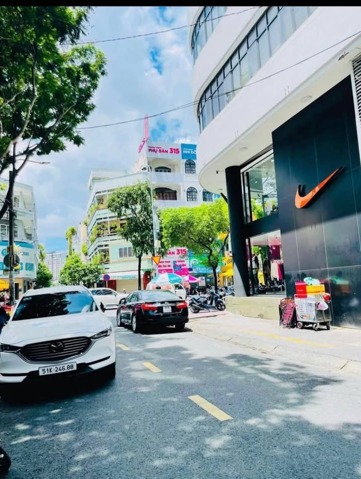 Nhà Phố Quận 4 32m² giá 10.2 tỷ - Vị trí đắc địa, sát Q1!