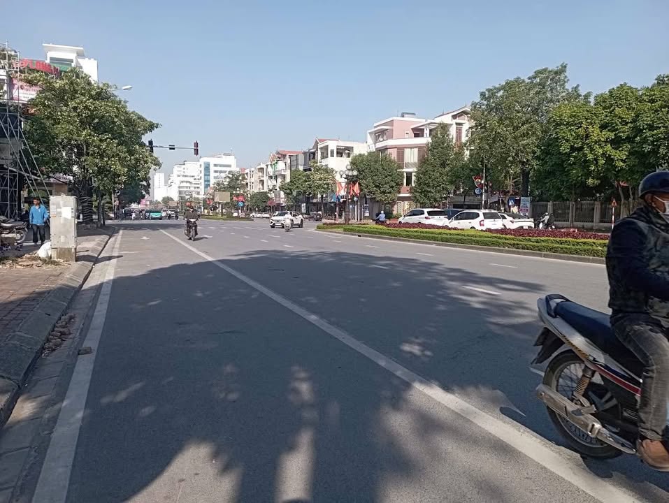 Nhà Mặt Tiền Kinh Doanh Đường Đông A - KĐT Hòa Vượng, 200m²