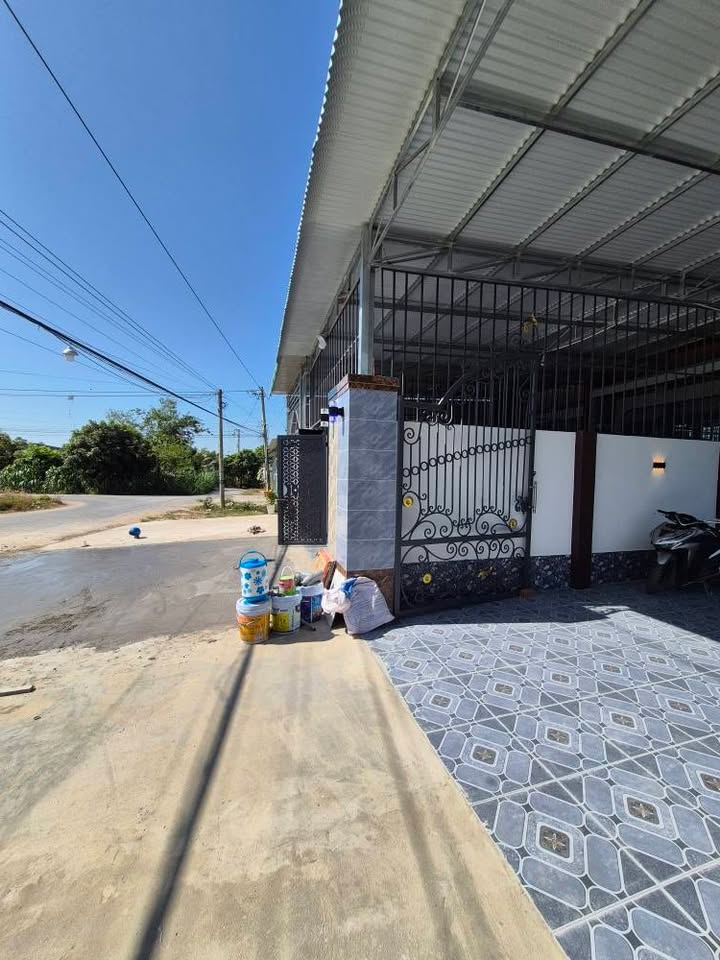 Nhà Mặt Tiền Đường Nhựa - Ngang 5m Dài 42m - Hòa Thành, Tây Ninh