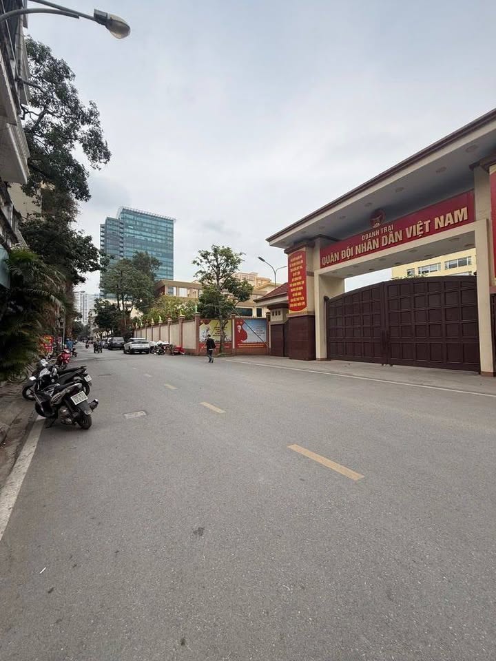 Nhà Mặt Phố Hoàng Sâm 36m² - Kinh Doanh Đắc Địa, Sổ Đỏ Vuông Vắn