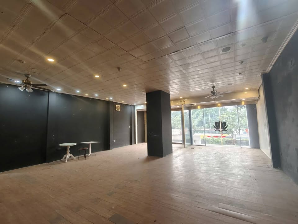 Mặt bằng kinh doanh 200m² mặt đường Nghi Tàm, Tây Hồ - Giá 25 triệu/tháng