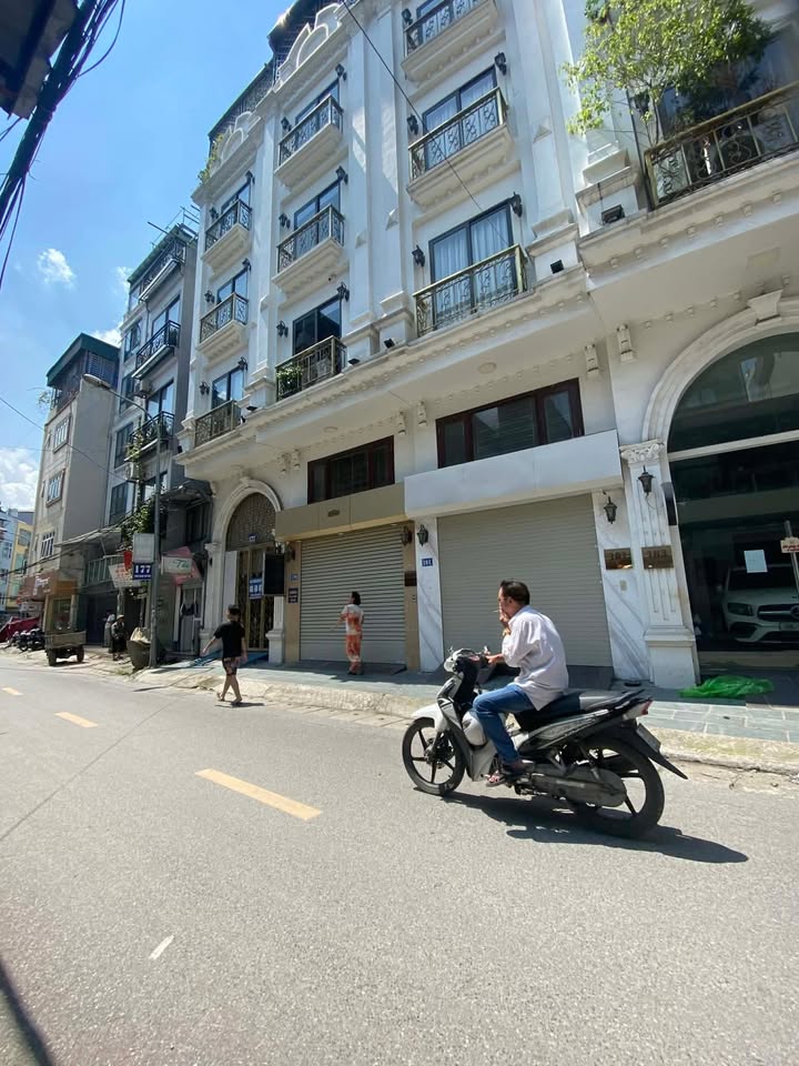 Nhà Phố Mặt tiền Hai Bà Trưng 250m² - Mặt tiền kinh doanh đắc địa!