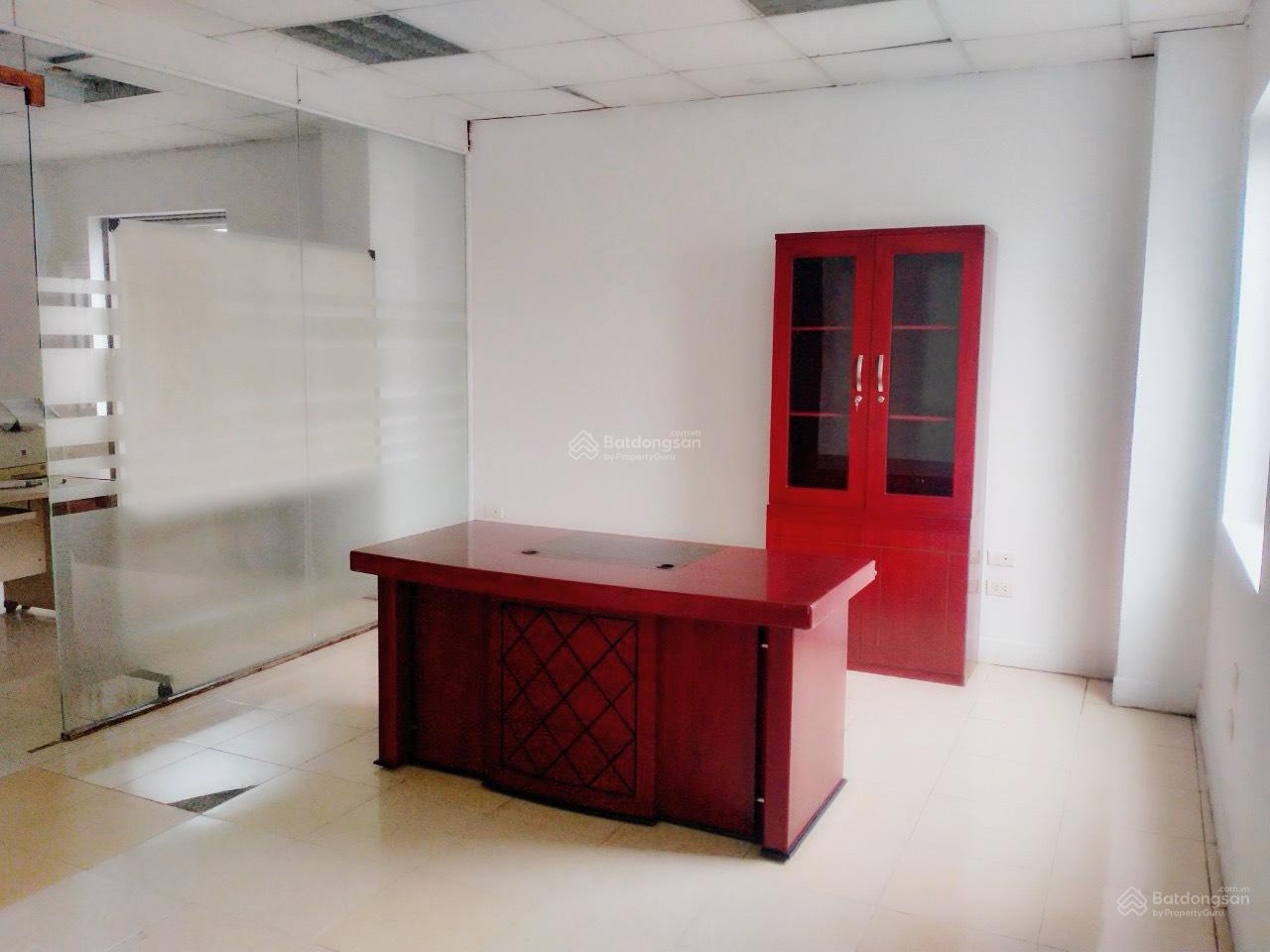 Văn phòng Cầu Giấy 120m² giá 15 triệu - Vị trí trung tâm, sẵn sàng làm việc!