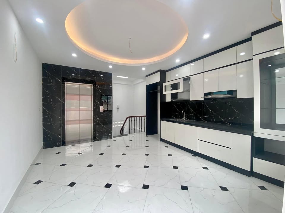 Nhà phố Yên Lạc, Hai Bà Trưng 40m² - Ô tô đỗ cách nhà 5m, có thang máy!