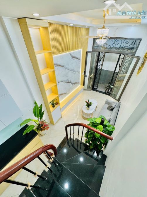 Nhà Lô Góc 24m², 5 Tầng, 3 Ngủ Phố Bạch Mai - Giá 5.35 Tỷ