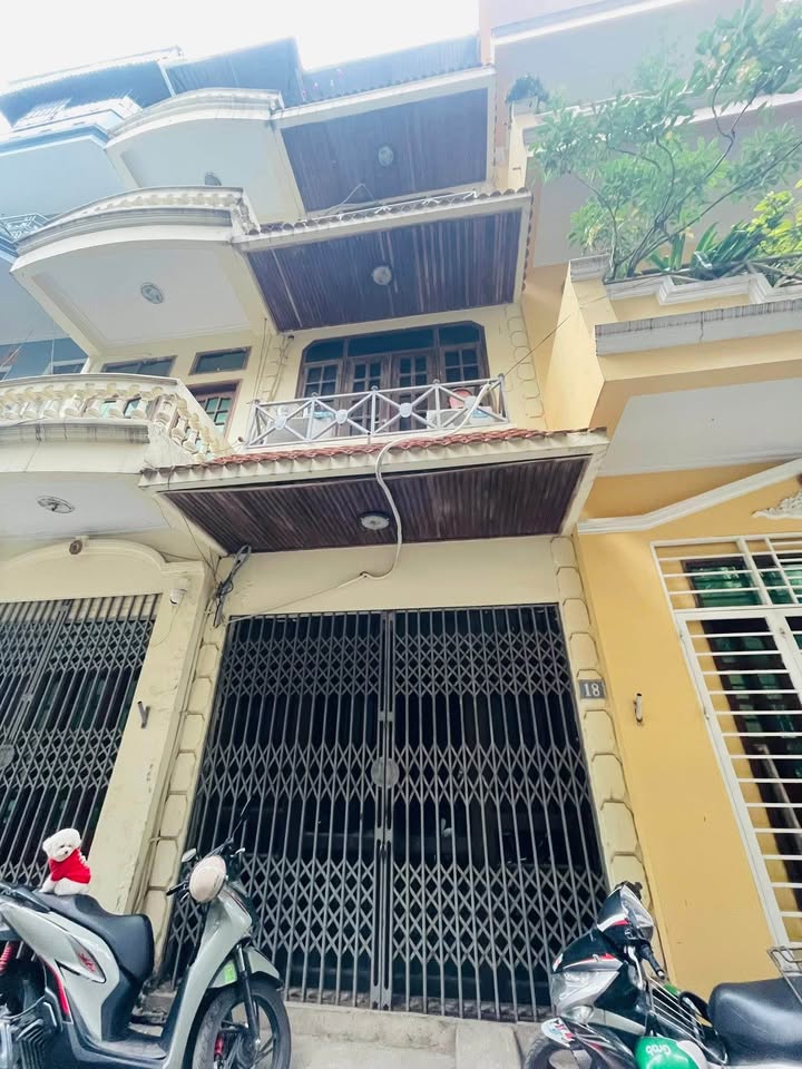 Cho thuê nhà nguyên căn mặt phố Nguyễn Văn Cừ, Long Biên - 4PN, ô tô đỗ cửa