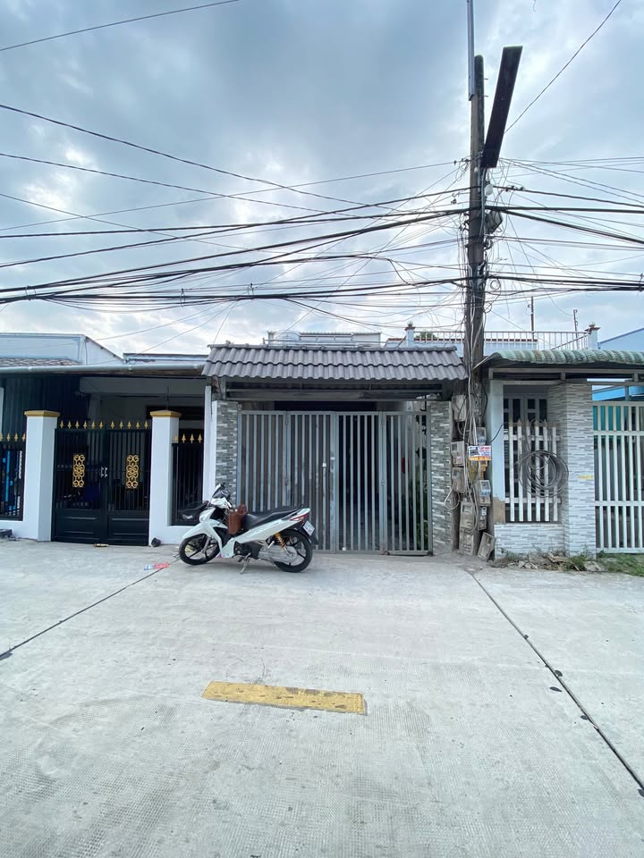 Nhà Mặt Tiền Hàng Gòn, Cần Thơ - 100m², Sổ Hồng, Giá 2.2 Tỷ