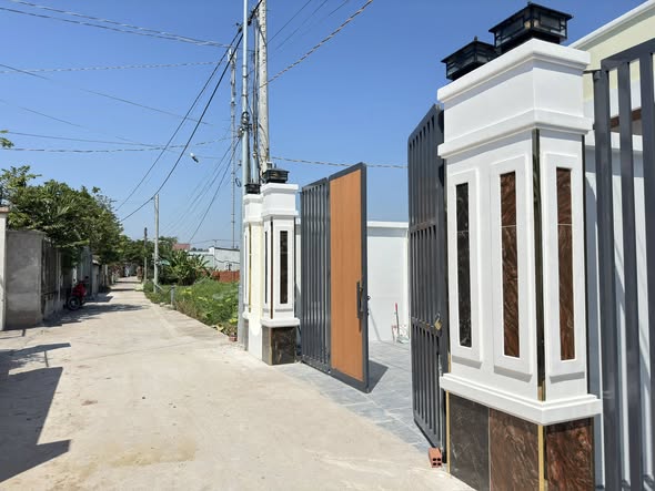 Nhà Mới Xây Thị Trấn Long Điền - Sổ Đỏ, 2PN, Sân Ô Tô, Giá 1.95 Tỷ