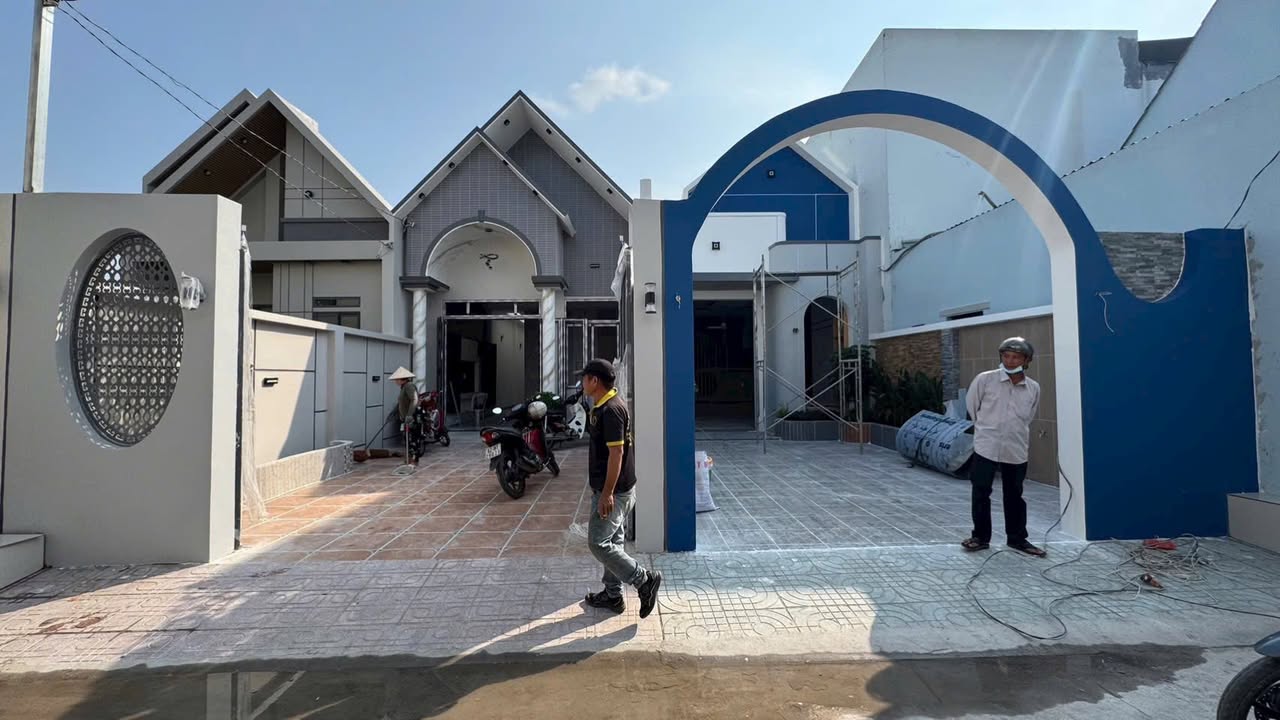 Nhà Cấp 4 Long An 200m² – Ô tô vào tận nhà, Sân vườn Rộng Rãi!