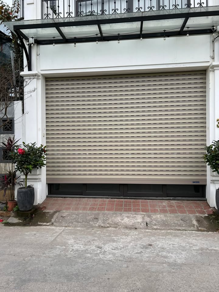 Nhà 34m², 3 Tầng, Ô Tô Đỗ Cửa Ngõ Nguyễn Văn Cừ - 8.3 Tỷ