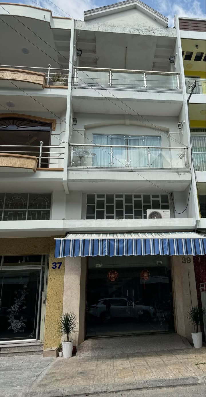 Nhà 3 Tầng Mặt Tiền Lê Anh Xuân, Cao Lãnh - 72m² Sẵn Sàng Ở Ngay