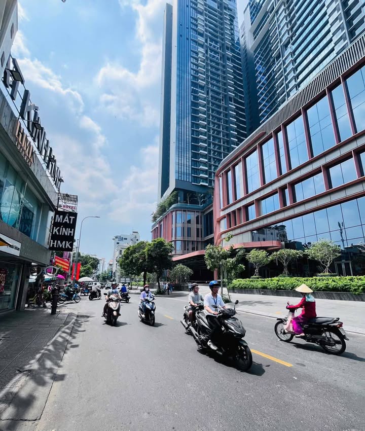 Nhà phố Nguyễn Trãi Q1, 13.1m², 12 tỷ - Mặt tiền kinh doanh VIP!