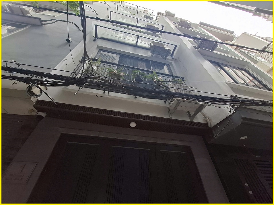 Nhà 5 Tầng Thang Máy Cầu Giấy 40m² - Sổ Đỏ Vuông Vắn, 15m Ra Ô Tô Tránh