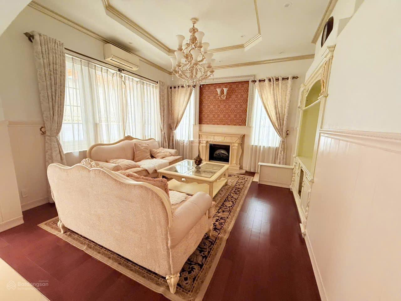 Cho thuê Biệt thự Nam Thông 3, Q7 - 500m² Sàn, Hướng Đông Nam, Nội thất Cổ điển