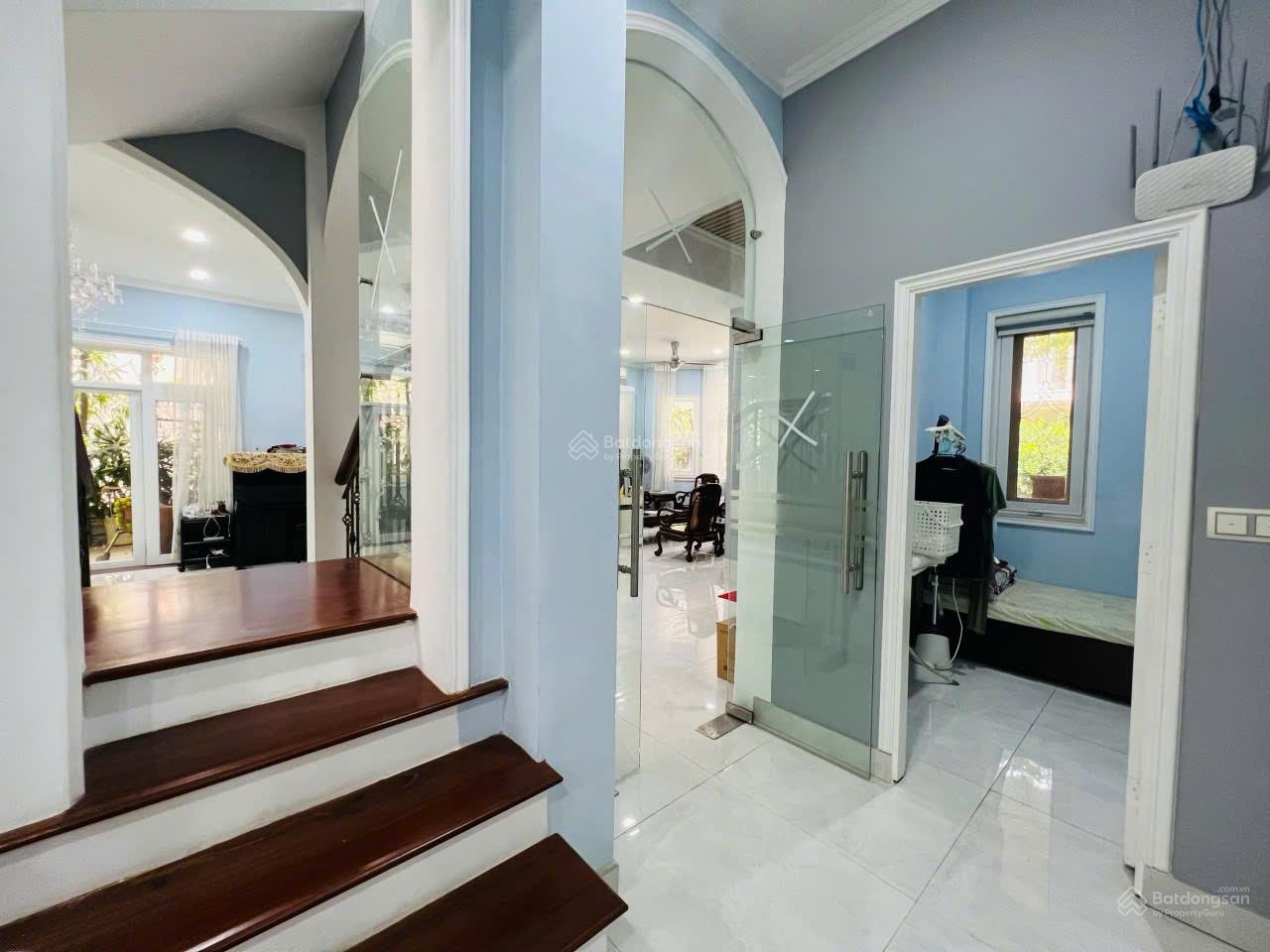 Biệt thự Phú Gia Phú Mỹ Hưng 320m² 130 triệu - Sẵn sàng ở ngay!