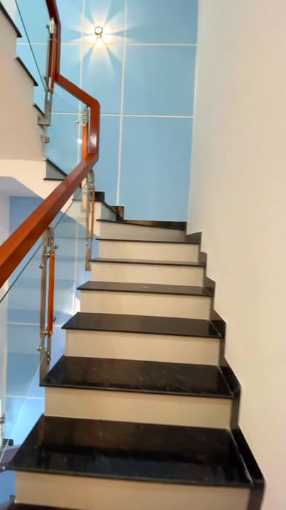 Nhà 1 Trệt 2 Lầu 4PN DT743 Thuận An - Giá 5.2 Tỷ Sổ Hồng Riêng