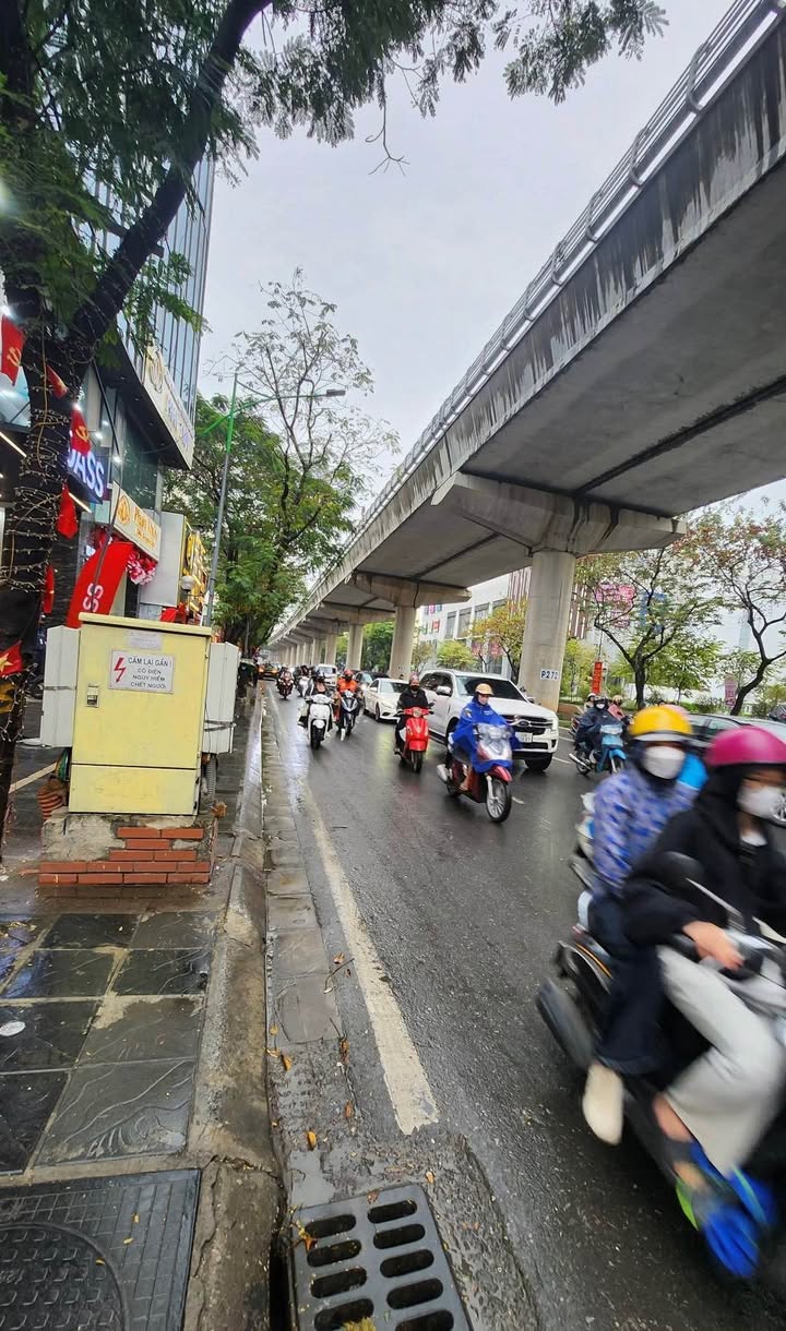 Nhà Mặt Phố Cầu Giấy 71m² Giá 3x Tỷ - Vị Trí Đắc Địa