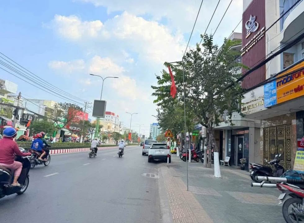 Nhà Mặt Tiền Đại Lộ Đồng Khởi, Bến Tre - 100m², Kinh Doanh Đỉnh Cao