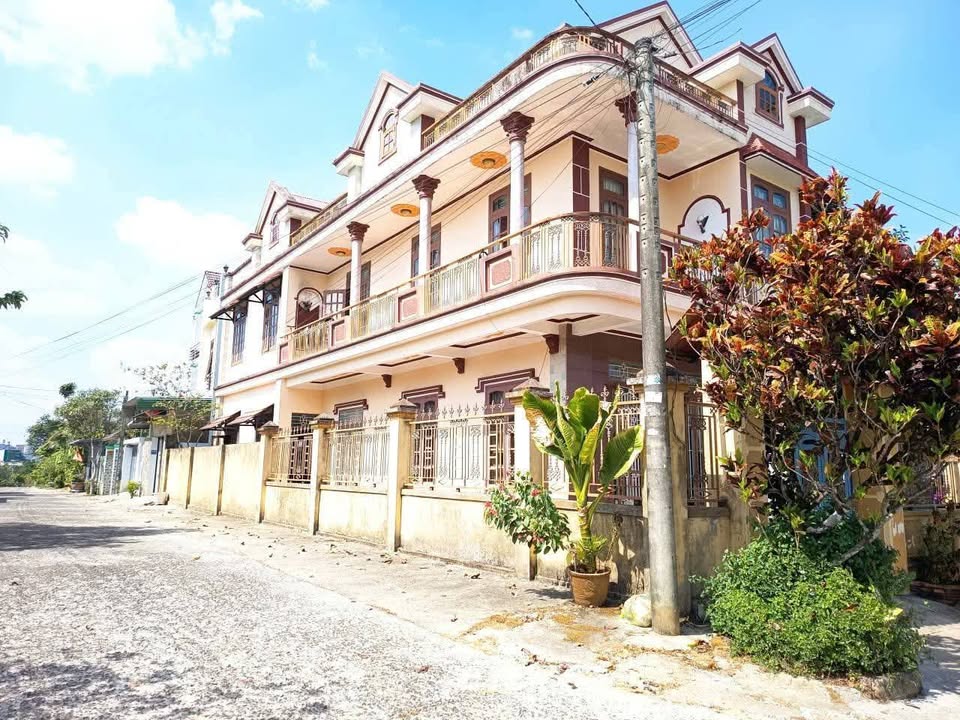 Nhà 2 Mặt Tiền Bùi Thị Xuân, Bảo Lộc - 232m², 4PN, Sẵn Vườn Trái Cây