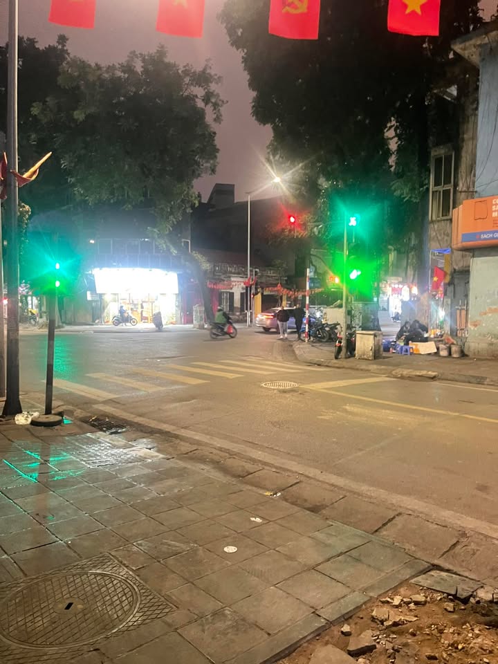 Nhà riêng Ngô Quyền Hoàn Kiếm 50m² - Vị trí đẹp, giá chỉ hơn 2 tỷ!