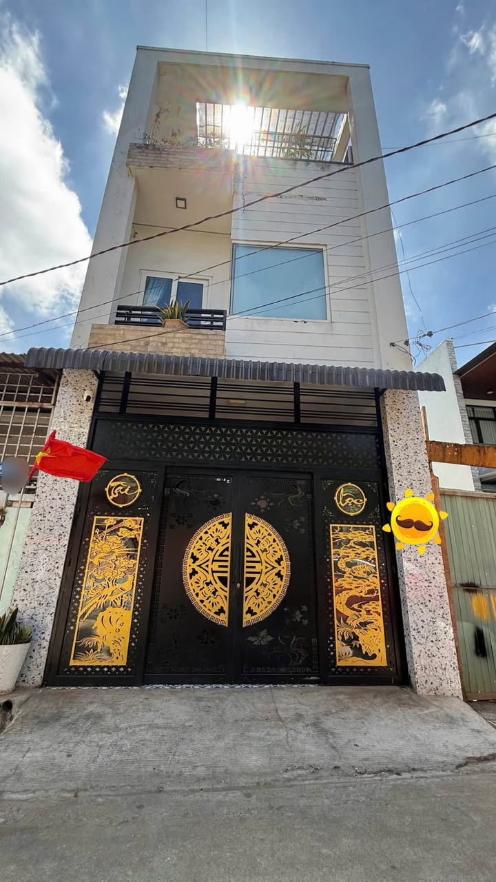 Nhà 3 Tầng Buôn Ma Thuột 101m² - Sân ô tô, sổ hồng sẵn sàng giao dịch!