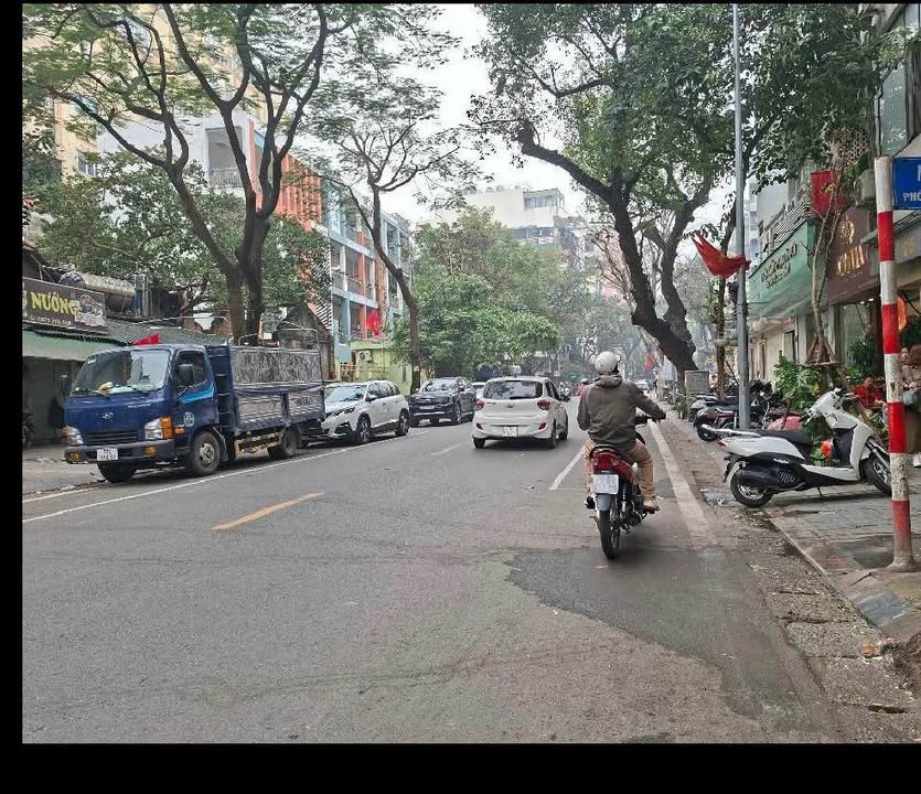 Nhà Mặt Phố Hai Bà Trưng - Lô Góc 42m², 4x Tỷ, KD Sầm Uất