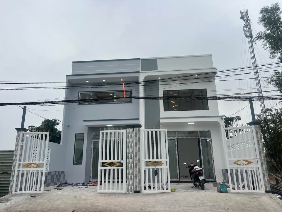 Nhà Mới Xây 100m² Bến Lức - Sổ Hồng, Ô Tô Đậu Cổng - 2.15 Tỷ