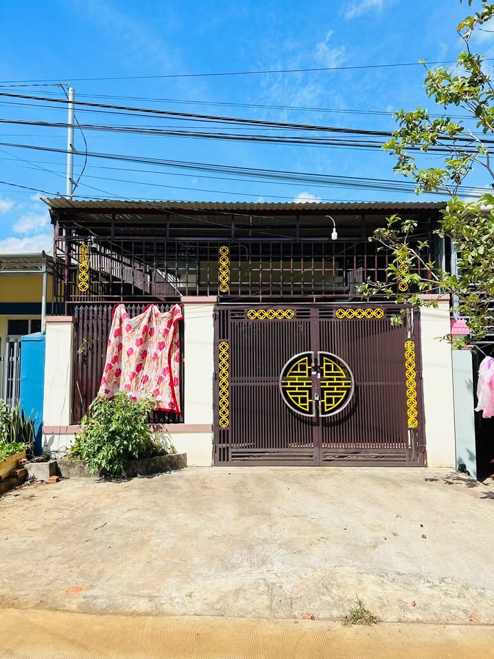 Nhà riêng Pleiku 150m² giá 1.3 tỷ - Sổ hồng sẵn, ô tô vào tận nhà!