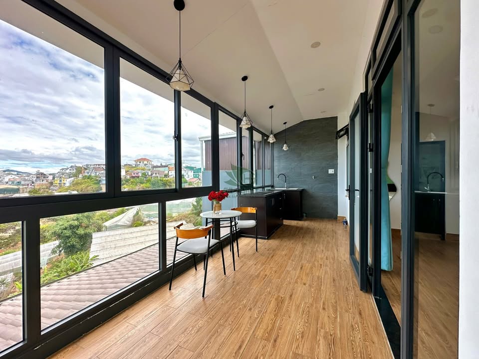 Căn hộ ban công lớn view đẹp Đường Bạch Đằng, P7 - 50m² giá 8 triệu/tháng