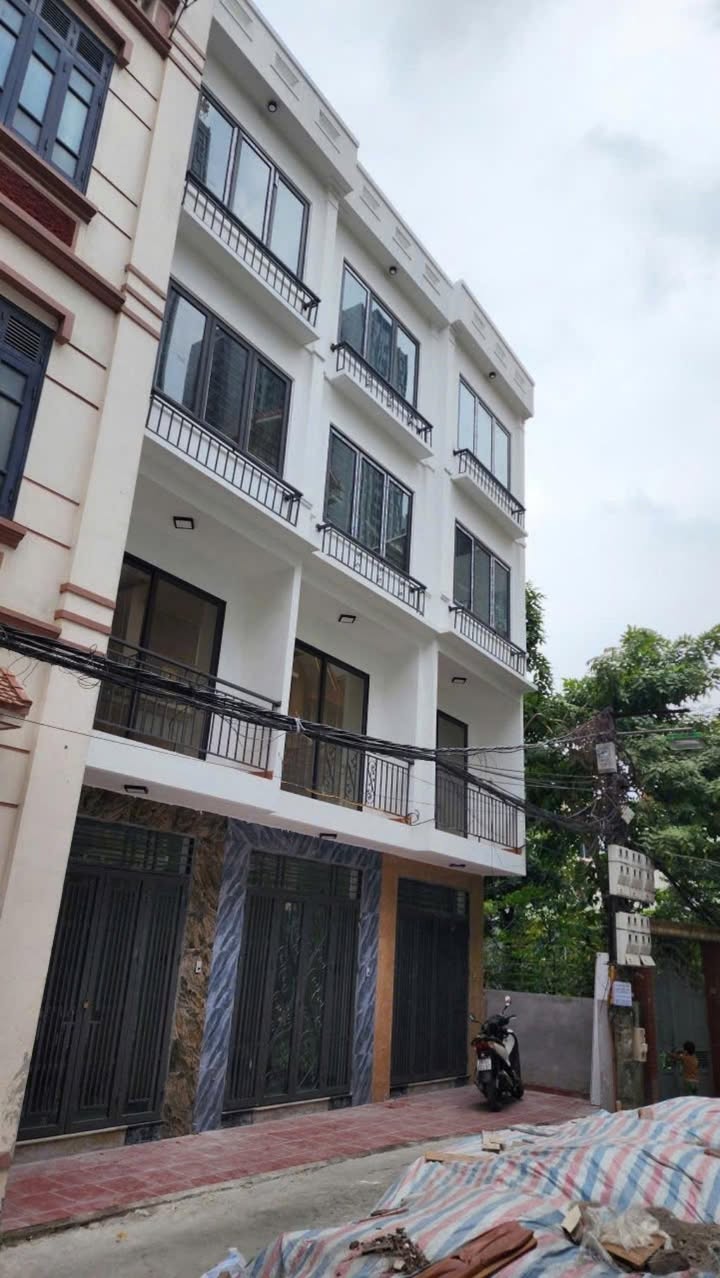 Nhà 40m² 5 Tầng Hồ Tùng Mậu - Sổ Đỏ Vuông Đẹp, Giá Nhỉnh 8 Tỷ