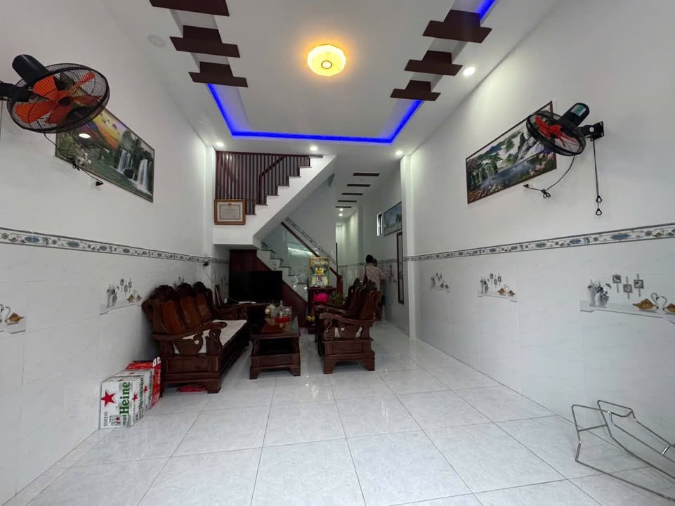 Nhà Mặt Tiền 62m² - 3PN - 7.7 Tỷ - Cách Biển Nha Trang 70m - Xe Hơi Tận Nhà