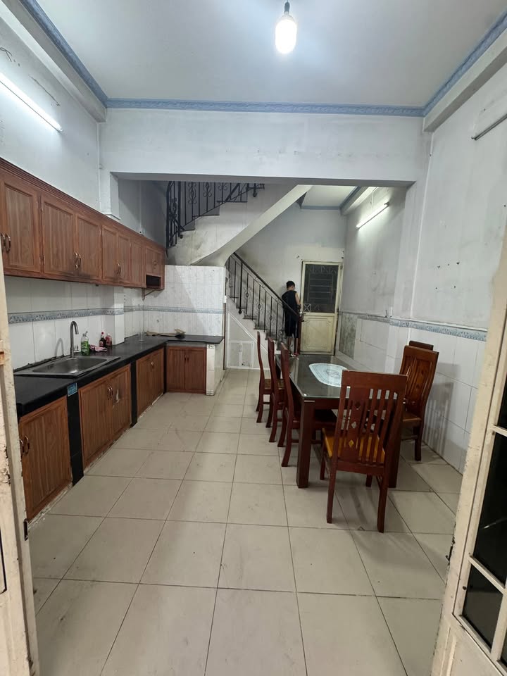 Nhà cho thuê Bình Tân 80m² giá 10 triệu - Hẻm xe hơi, sẵn sàng ở ngay!