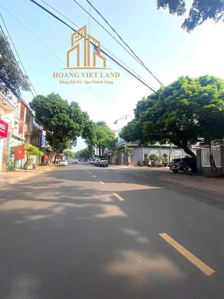 Nhà Phố Buôn Ma Thuột 120m² - Mặt Tiền Kinh Doanh Sầm Uất!