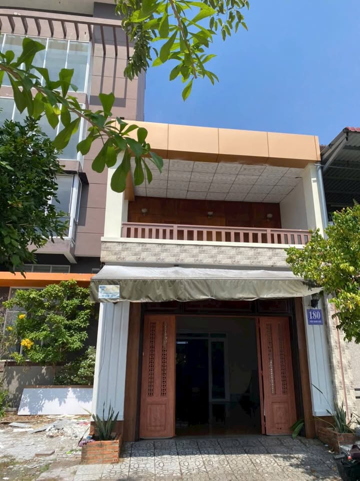 Nhà Phố Trần Quang Khải Rạch Giá 100m² - Mặt tiền kinh doanh đắc địa!