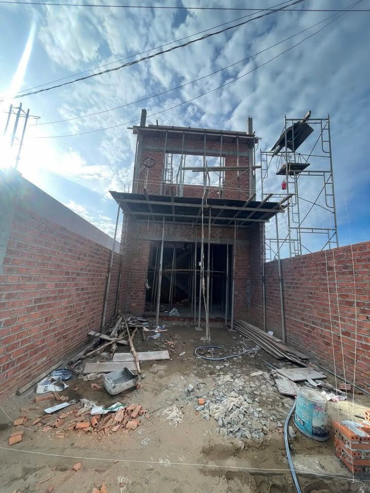 Nhà phố Long Xuyên 120m² - Sân ô tô rộng, sẵn sàng ở ngay!