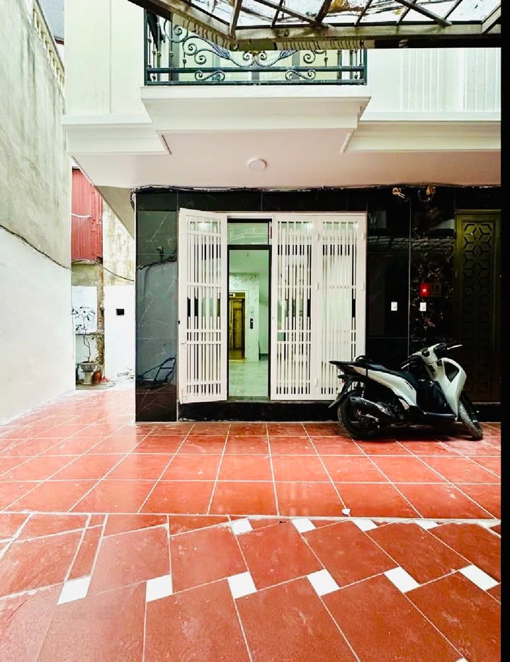 Bán nhà Trần Khát Chân 42m² giá 12.95 tỷ - Lô góc thoáng sáng!