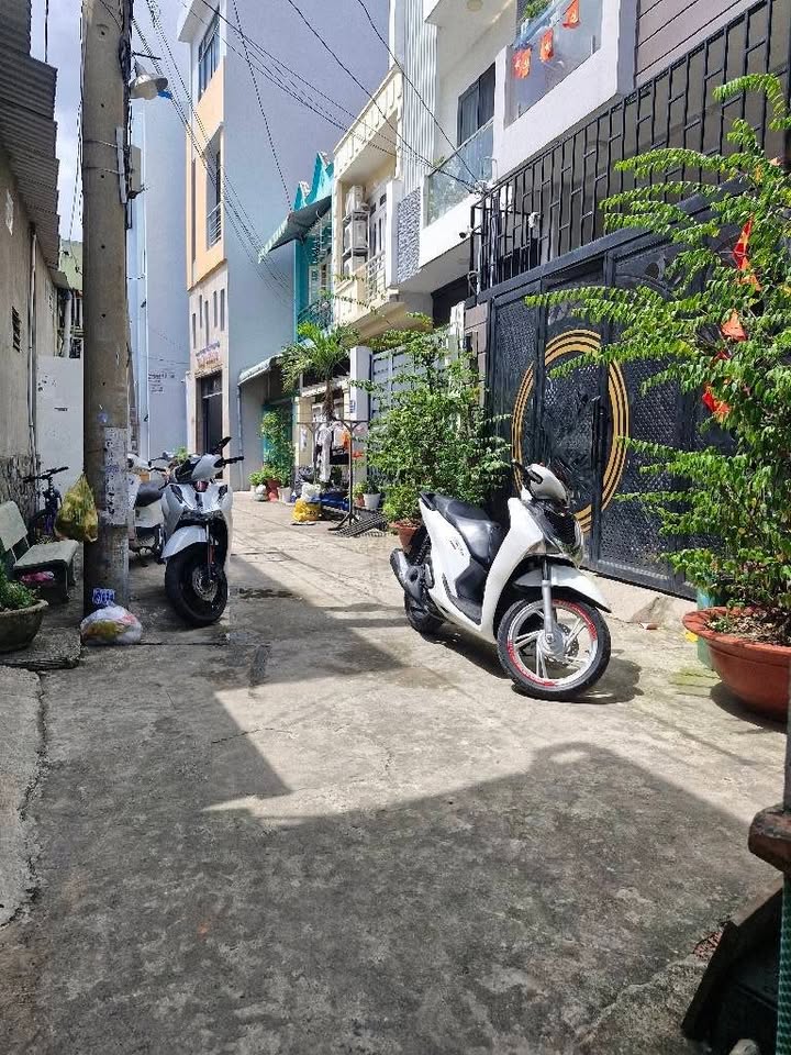 Nhà phố Thủ Đức 139m² chỉ 6 tỷ - Sổ hồng sẵn, tiềm năng sinh lời!