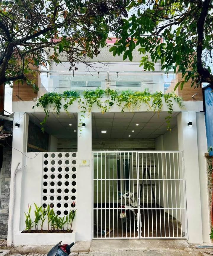 Nhà riêng Nguyễn Thành Long 100m² - Vị trí đẹp, sổ hồng sẵn!