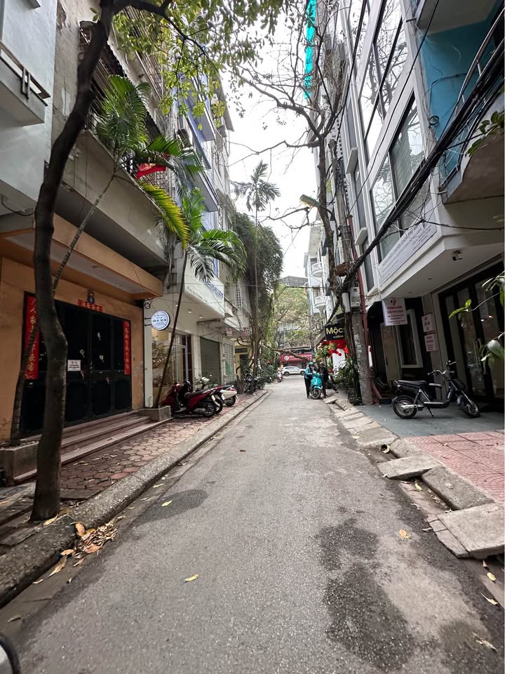 Nhà phố Nguyên Hồng Đống Đa 46m² - Mặt tiền kinh doanh, ô tô tránh!