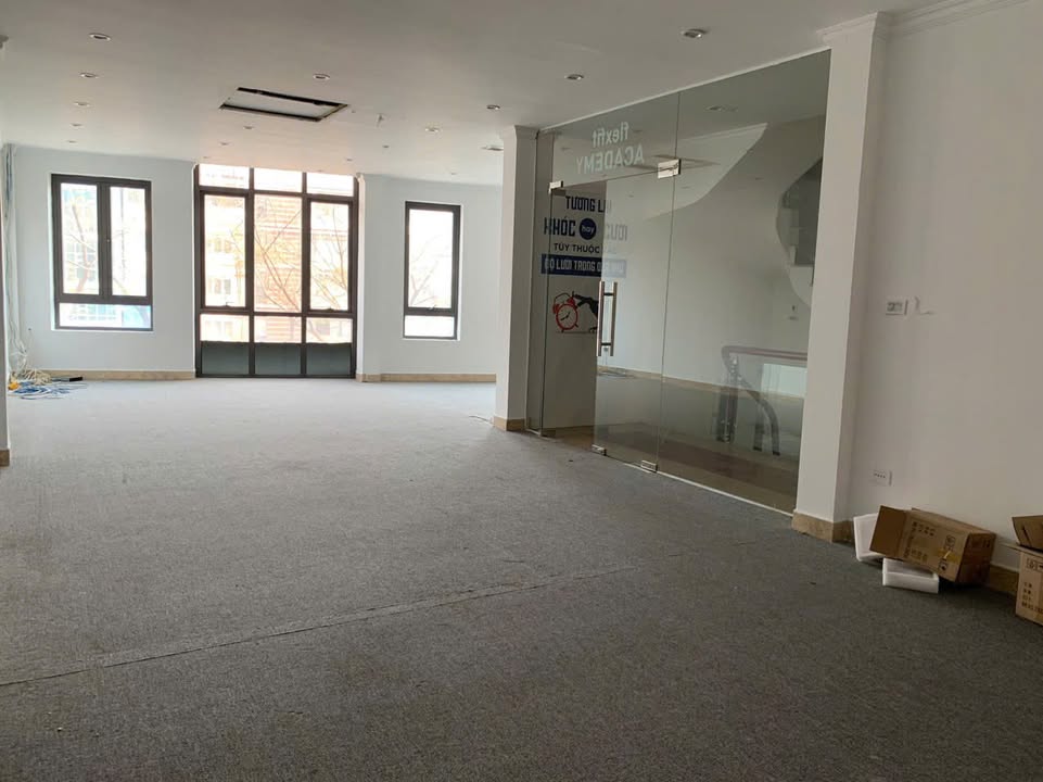 Cho thuê nhà mặt phố Võ Chí Công, Tây Hồ - 104m² x 3 tầng, MT 8.3m